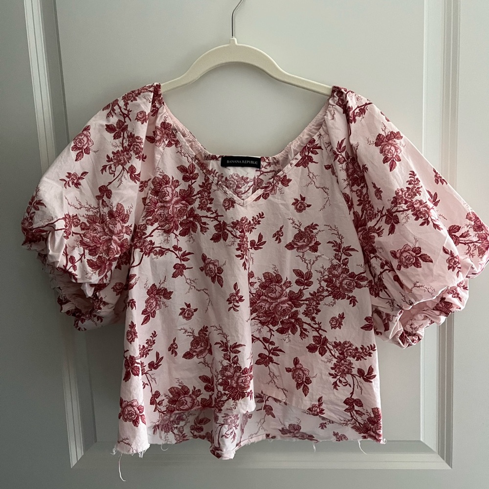 Puffy sleeved floral top